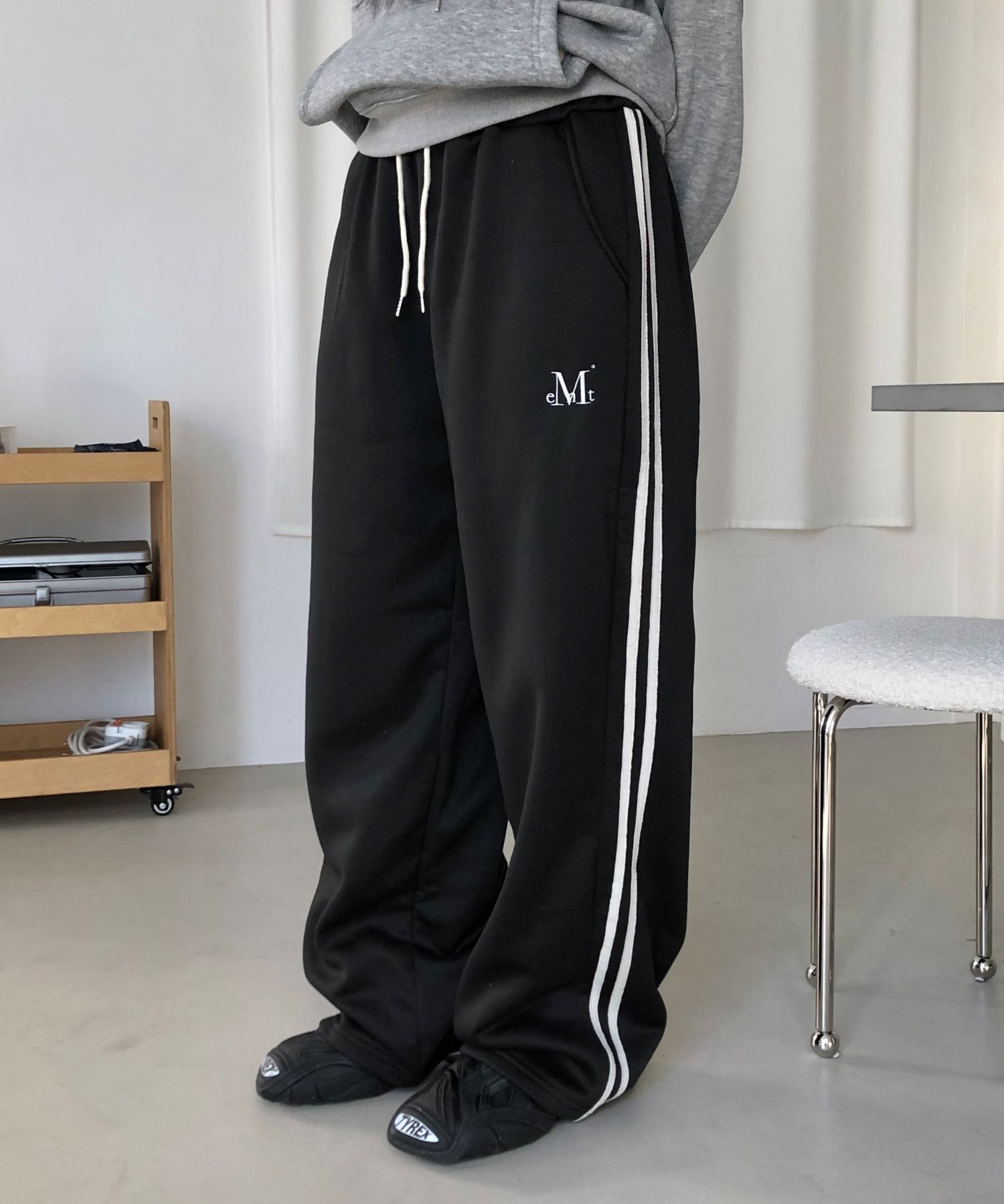 【MUCENT】 SIGNATURE ARC BACK LOGO SWEAT PANTS UNISEX MUSINSA | MUCENT Signature Side Track Line Sweatpants (2 Colors)