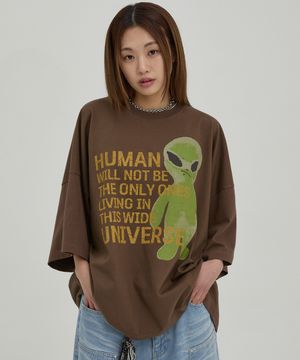 에일리언 슬로건 오버핏 반팔티셔츠 브라운