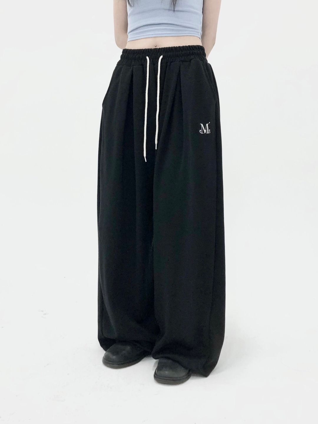 MUSINSA | MUCENT Signature 4 Pleat Wide Sweat Pants (2 Colors)
