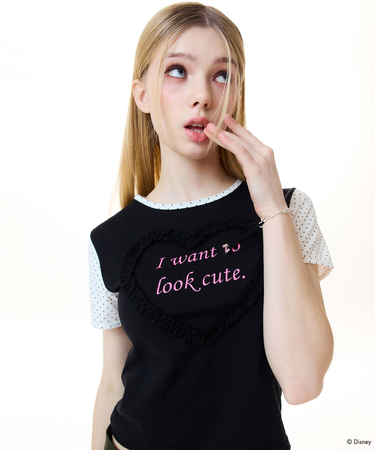 러브이즈트루(LUVISTRUE) [MARIE] FRILL LETTERING TEE(BLACK)