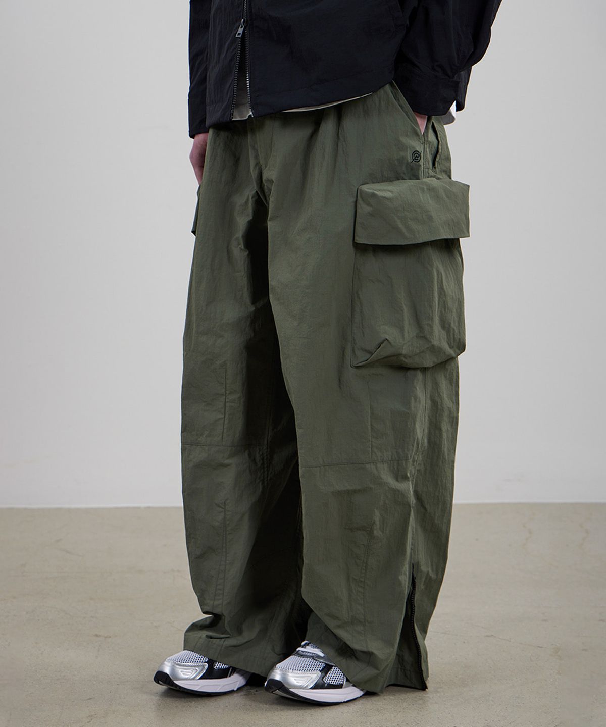 칼라파타르(KALAPATTHAR) Nylon Ankle Zipped Cargo Pants - KHAKI