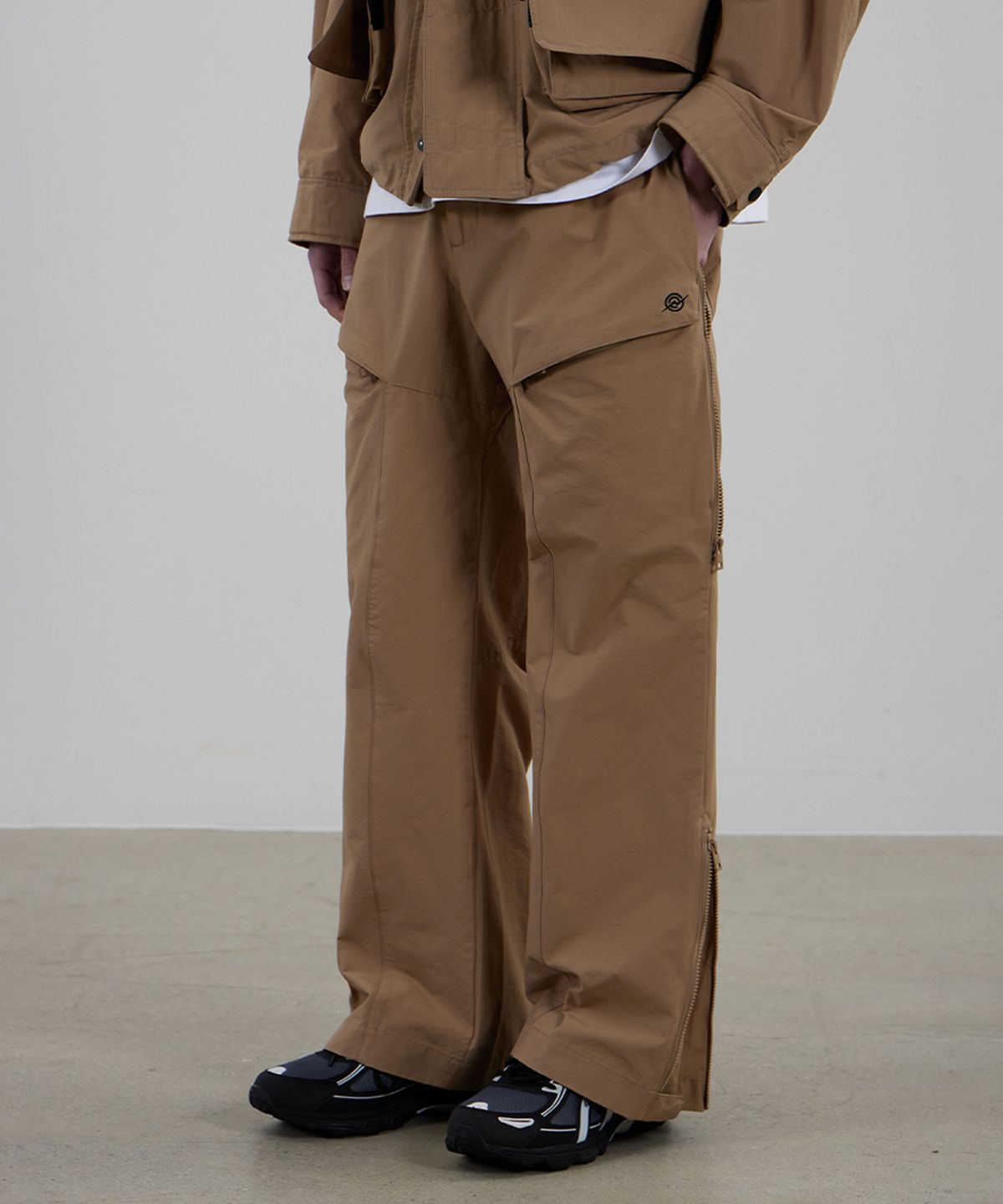 칼라파타르(KALAPATTHAR) CN Wide Ankle Zipped Cargo Pants - BEIGE