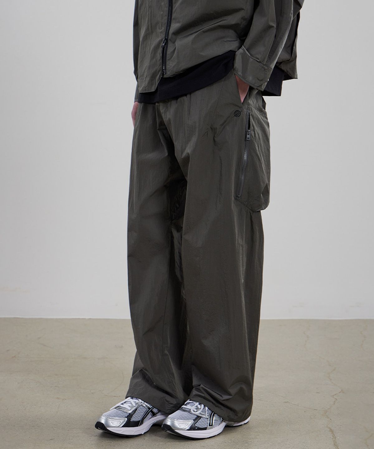 칼라파타르(KALAPATTHAR) Light Weight Holographic String Cargo Pants - GRAY