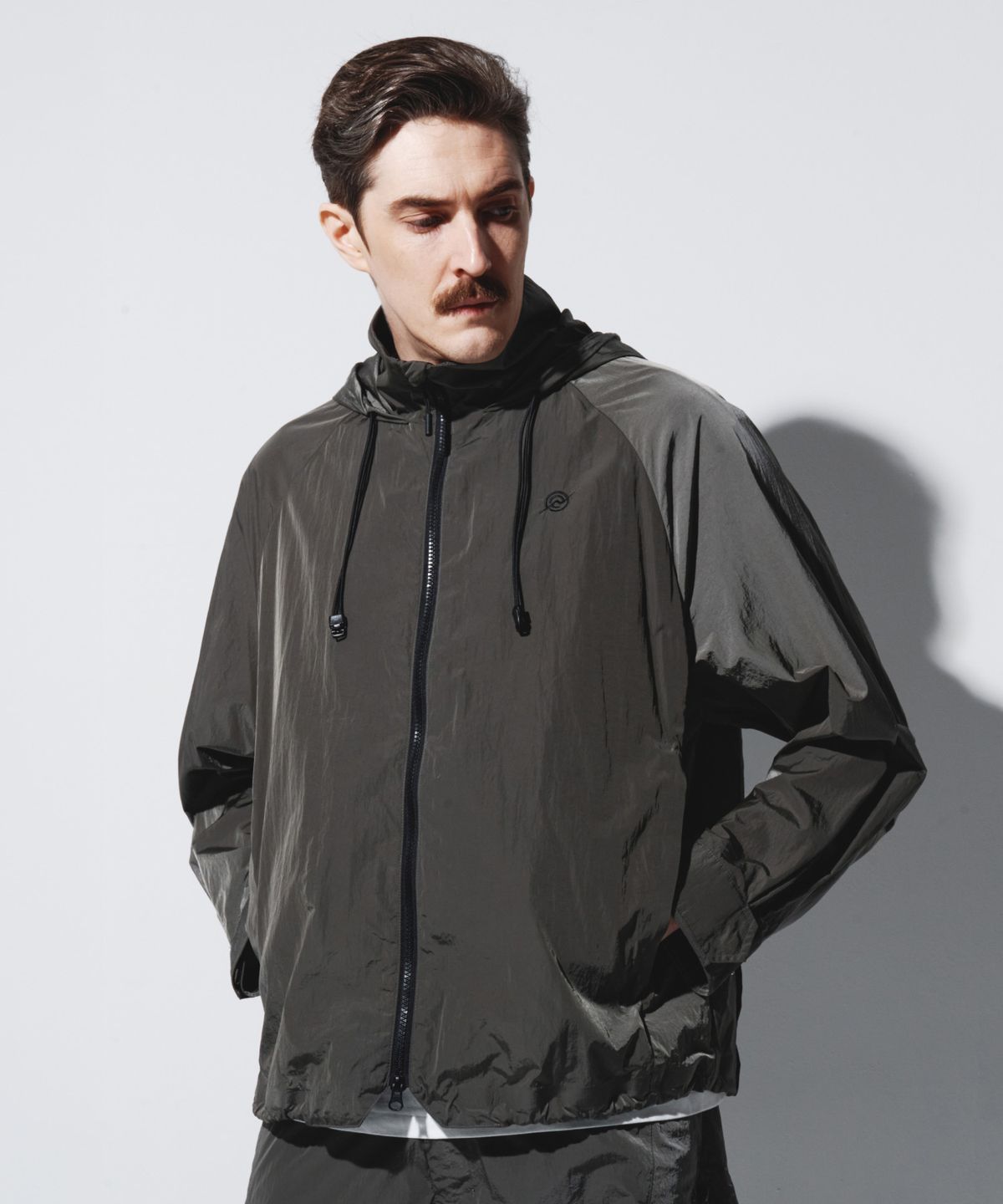 칼라파타르(KALAPATTHAR) Light Weight Holographic Detachable Windbreaker - GRAY