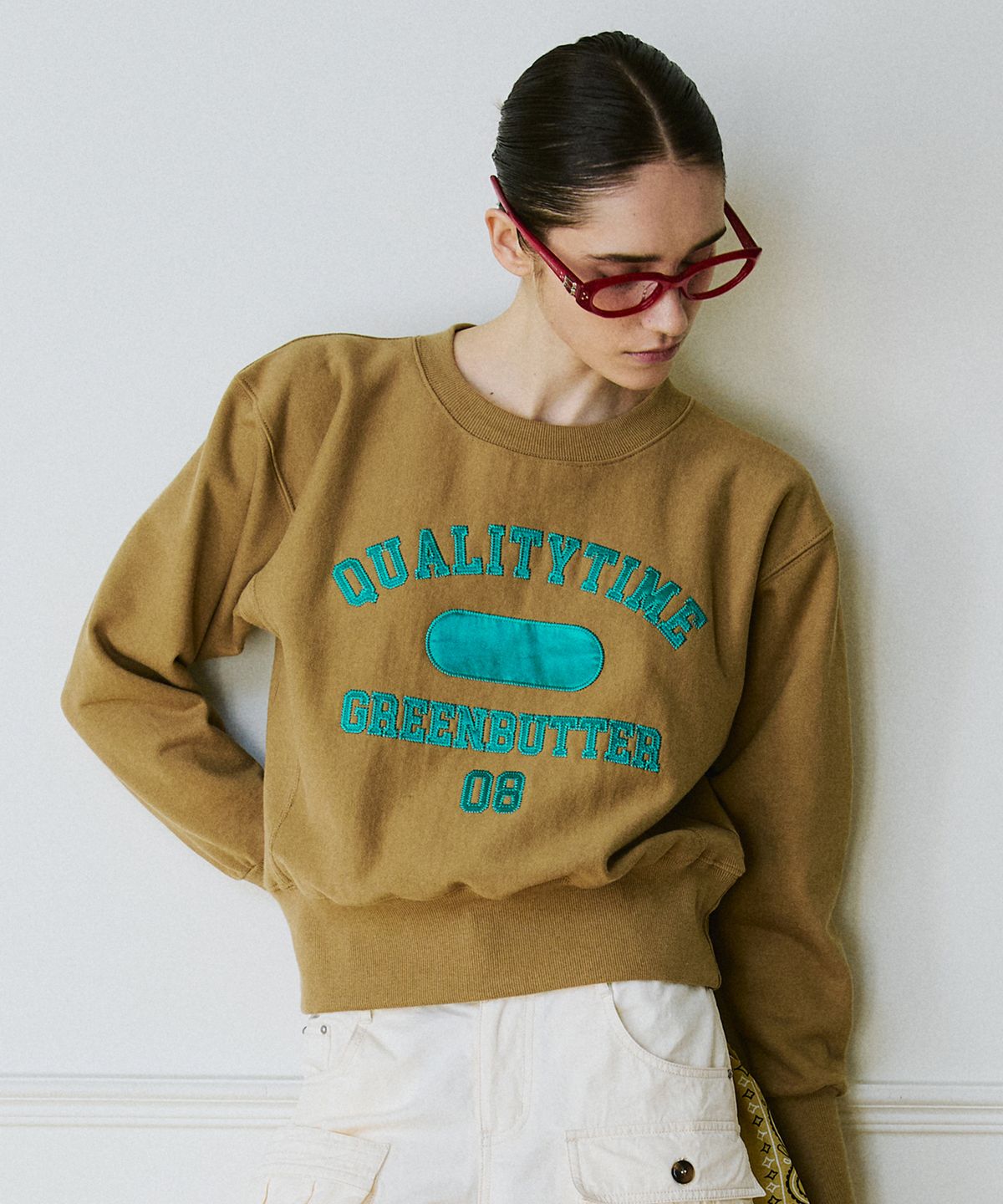그린버터(GREENBUTTER) Patch Crop Sweatshirt (Caramel)