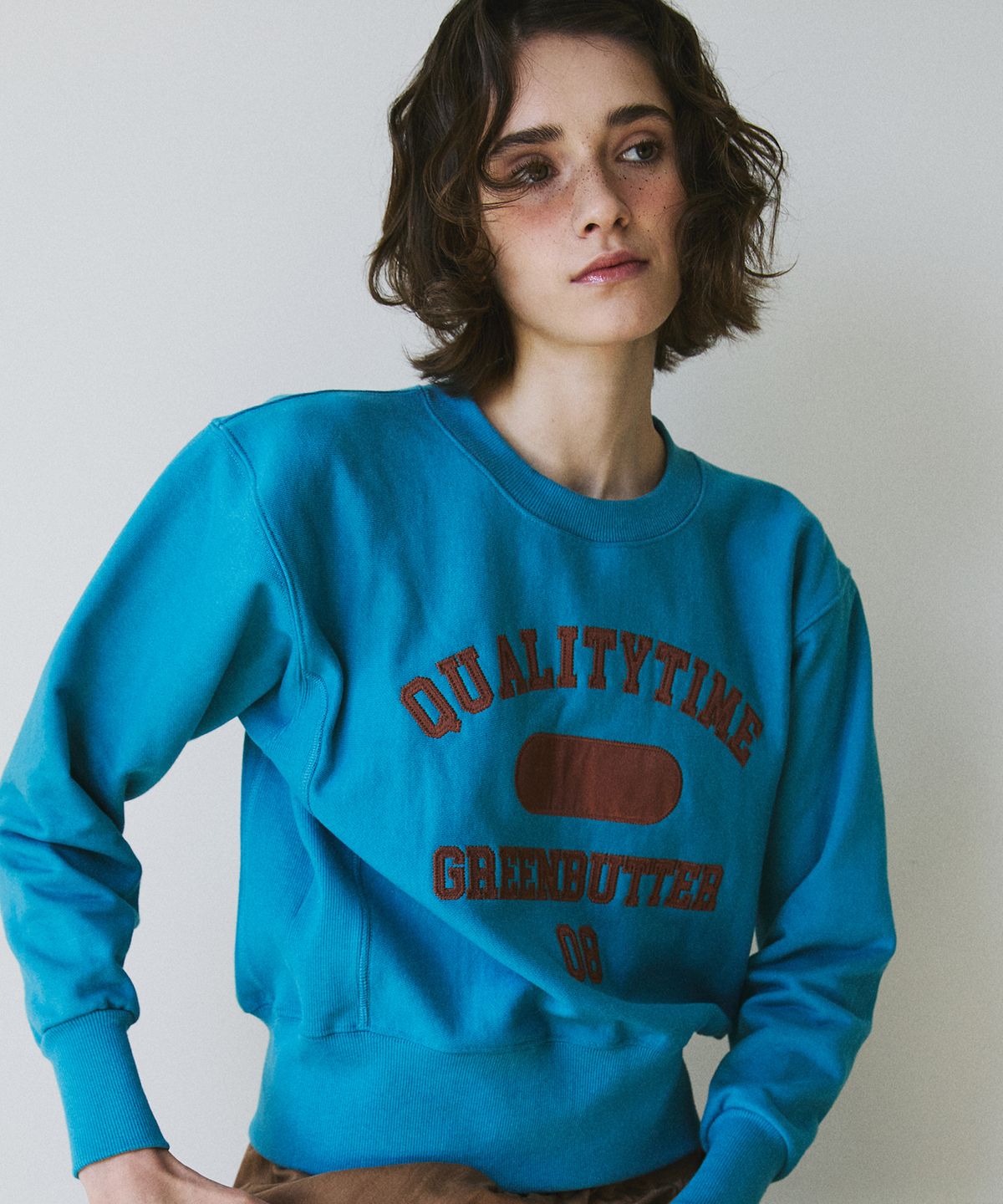 그린버터(GREENBUTTER) Patch Crop Sweatshirt (Indi Blue)