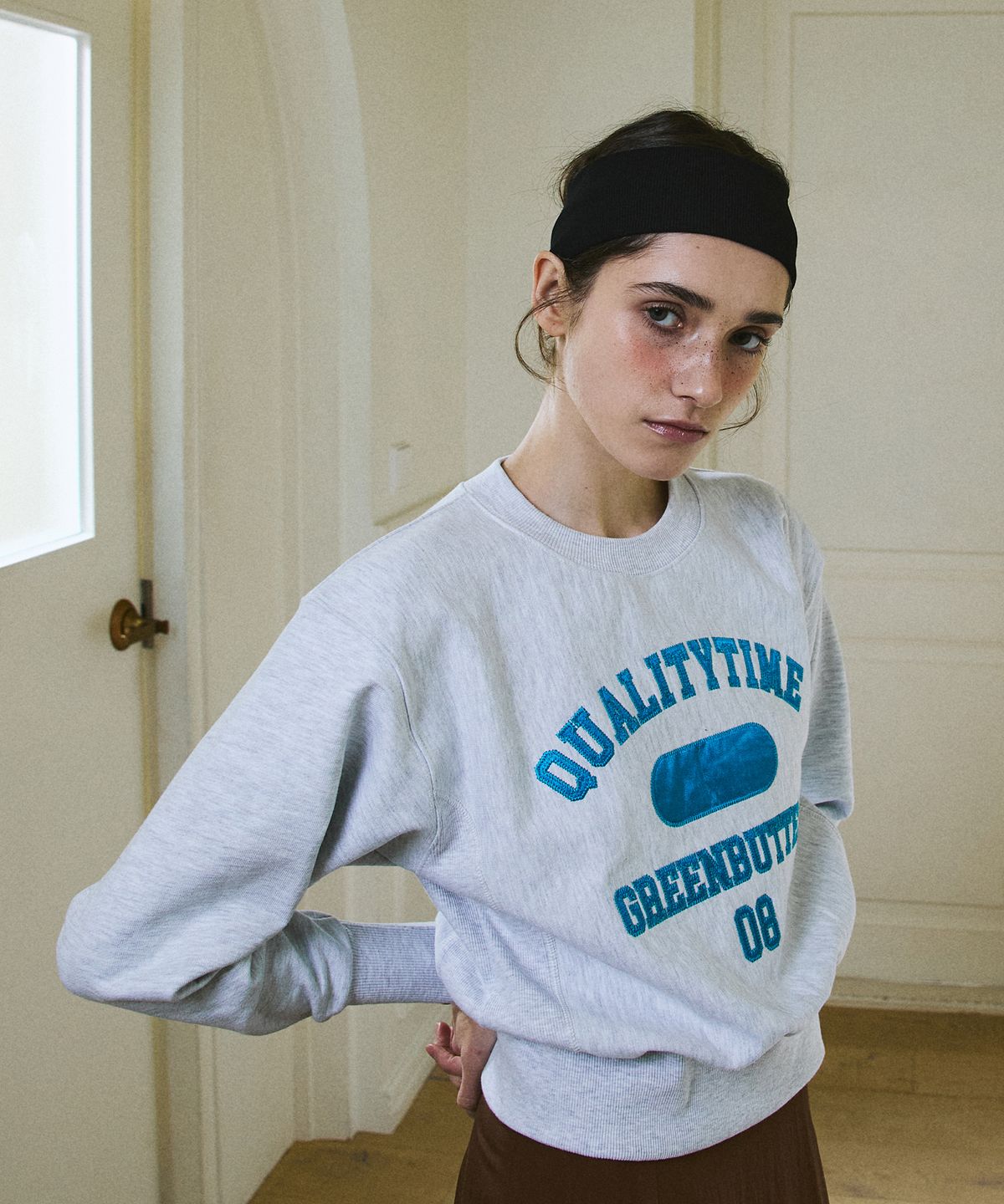 그린버터(GREENBUTTER) Patch Crop Sweatshirt (L/Melange)