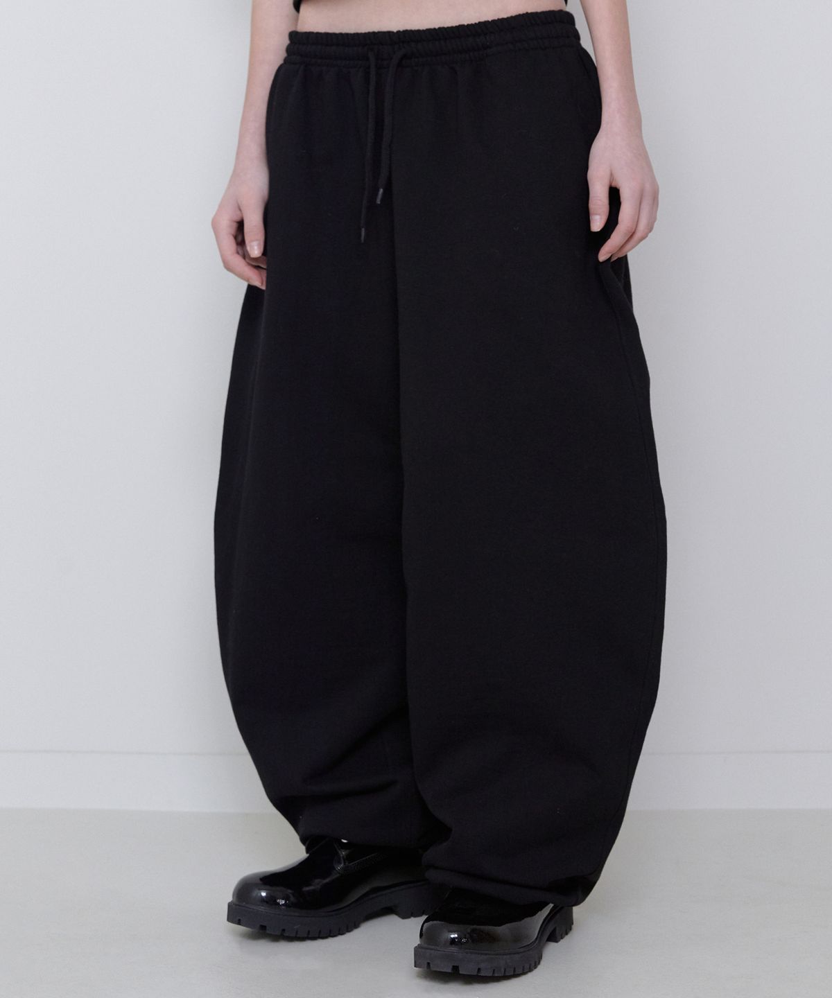 리트리버클럽(RETRIEVER CLUB) CUT OUT SWEAT PANTS [BLACK]