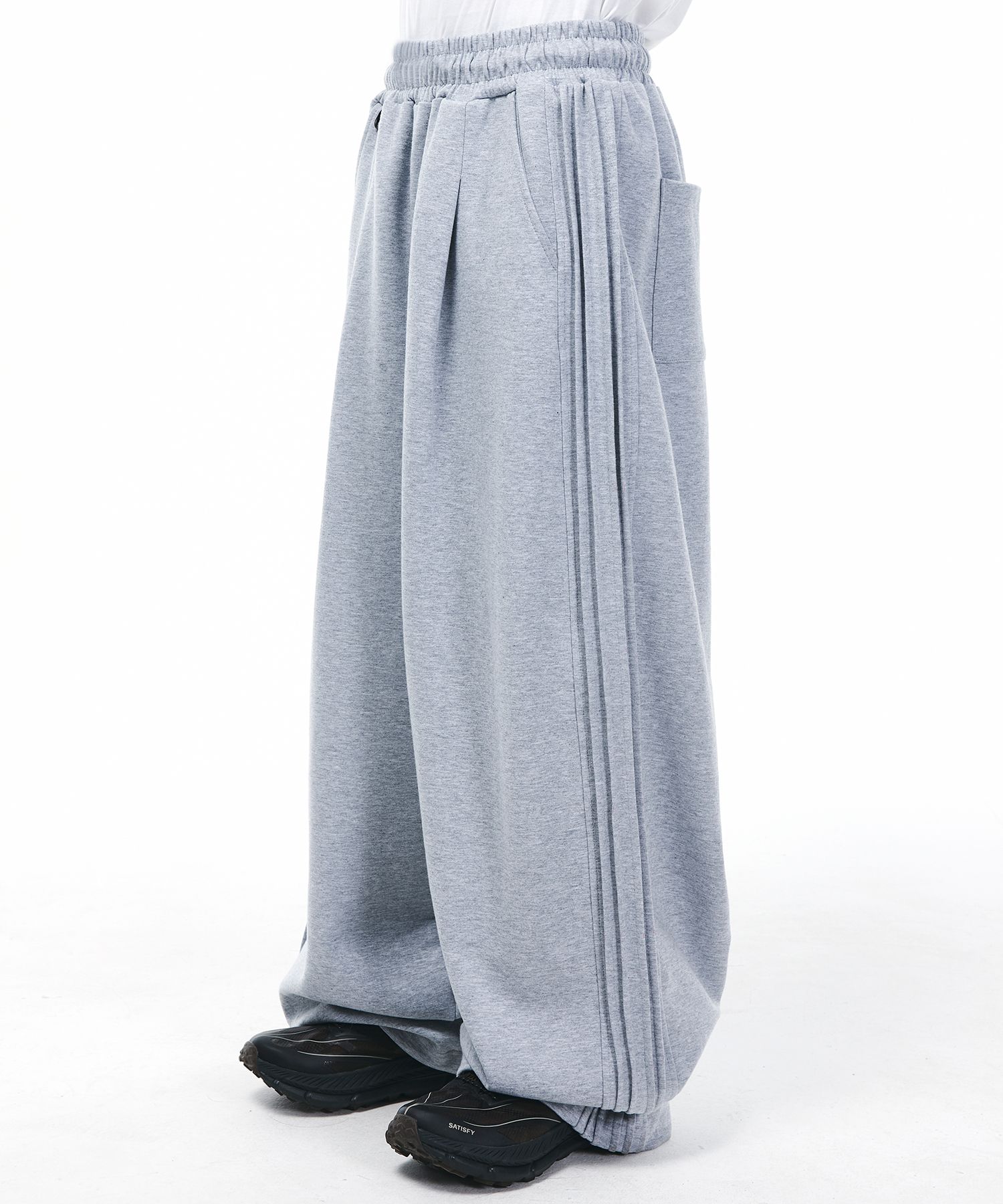 MUSINSA | SIGNATURE Side Pleats Training Pants [Light Gray]