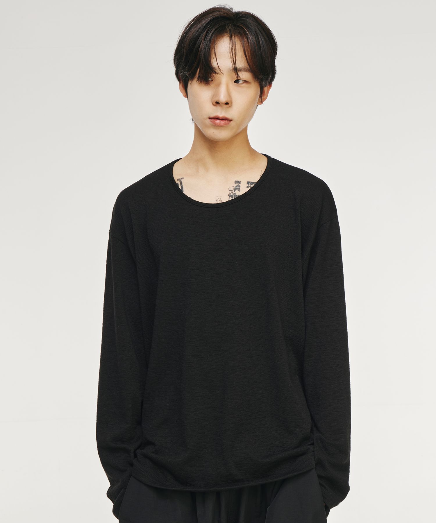 MUSINSA | SIGNATURE Layered Long Sleeve Finger Hole U-Neck T-Shirt
