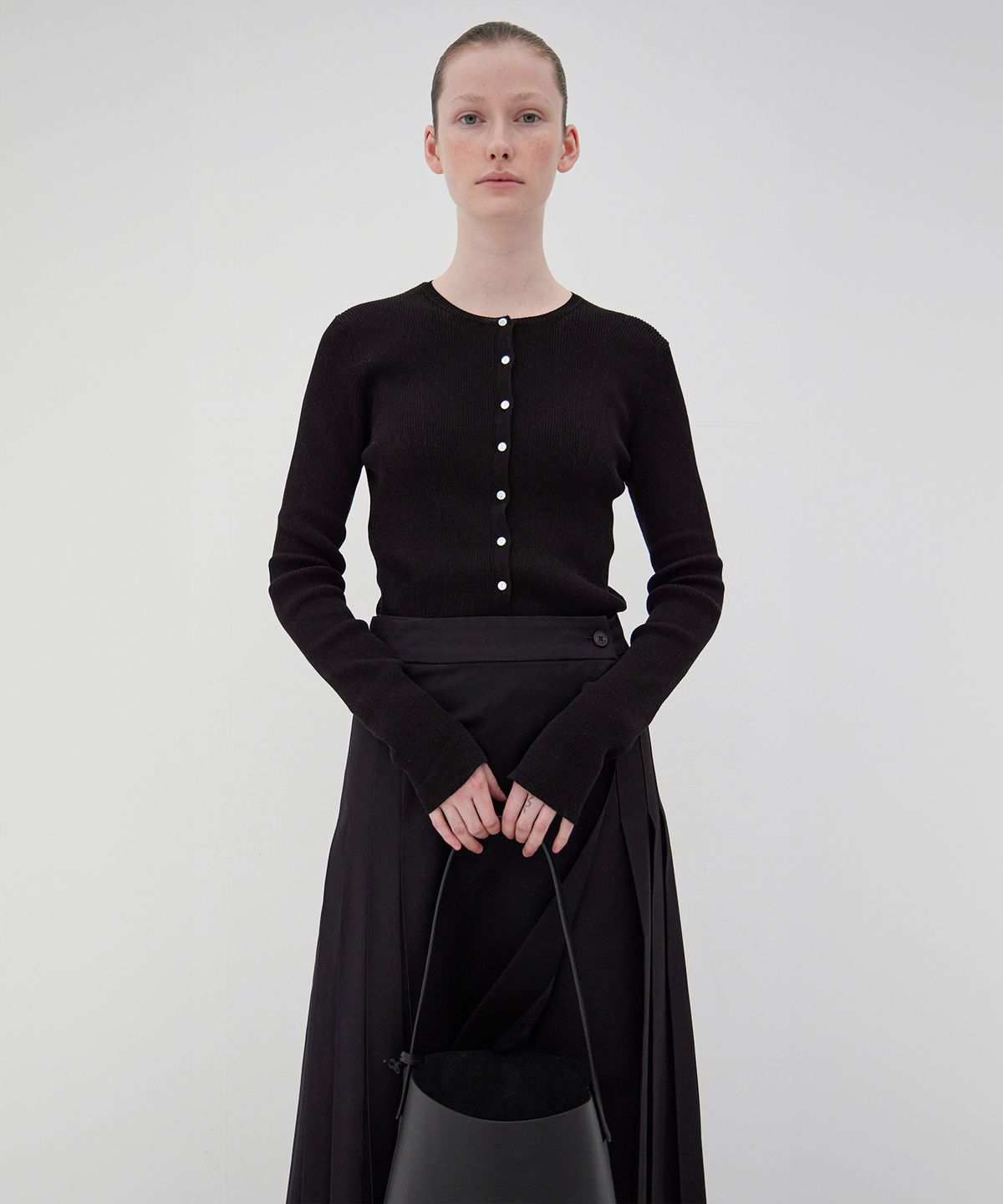 르바(LEVAR) Light Slim Knit Cardigan - Black