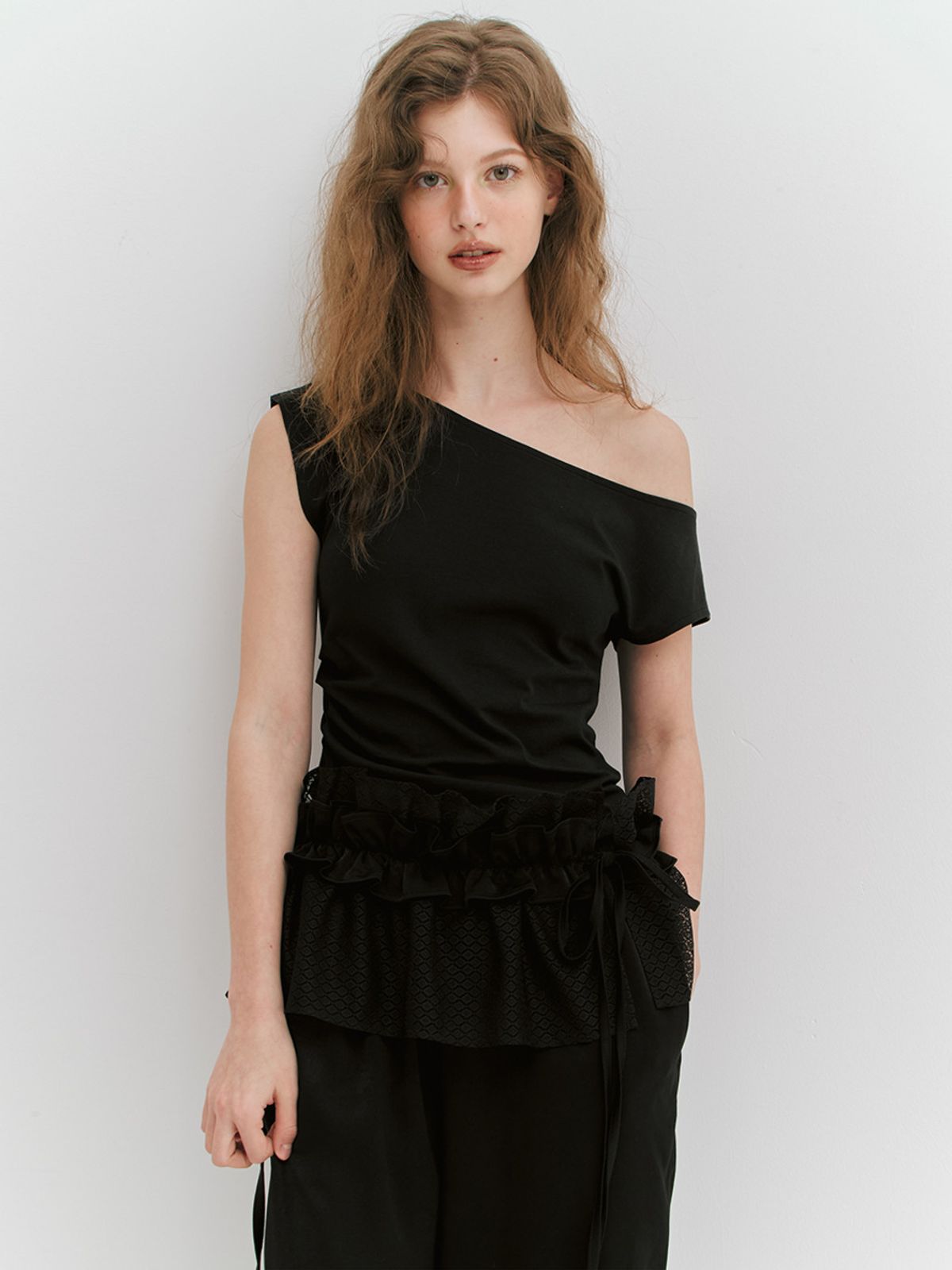 민더리(MEENDERI) UNBALANCE SHIRRING SLEEVELESS - BLACK