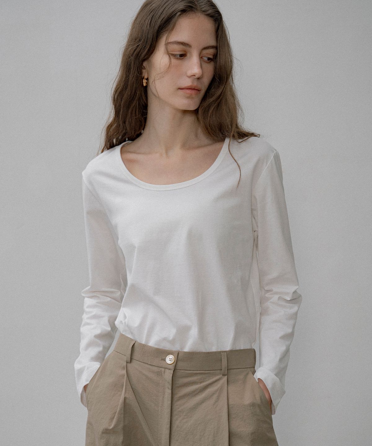 시야쥬(SIYAZU) SITP5189 에센셜 U넥 긴팔 티셔츠_Ivory