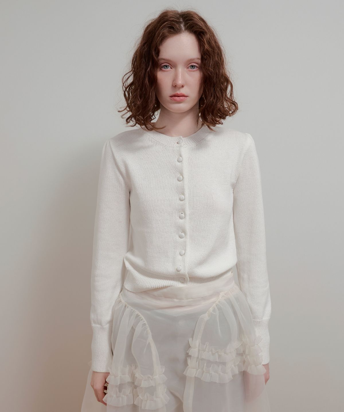 아옵트(AOPT) COVERED BUTTON PUFF CARDIGAN - WHITE