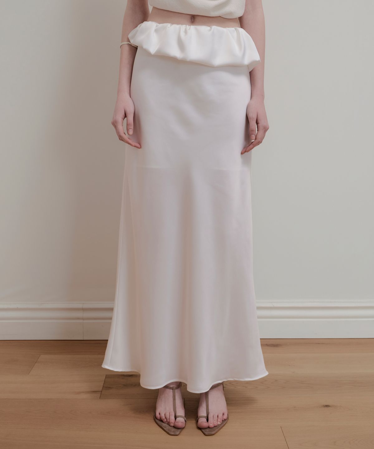 아옵트(AOPT) BALLOON DETAIL SATIN SKIRT - WHITE