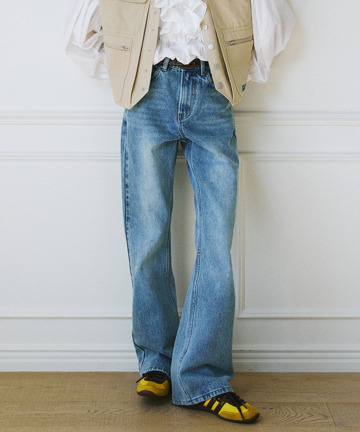 그린버터(GREENBUTTER) Boot-Cut Denim Pants (Medium blue)