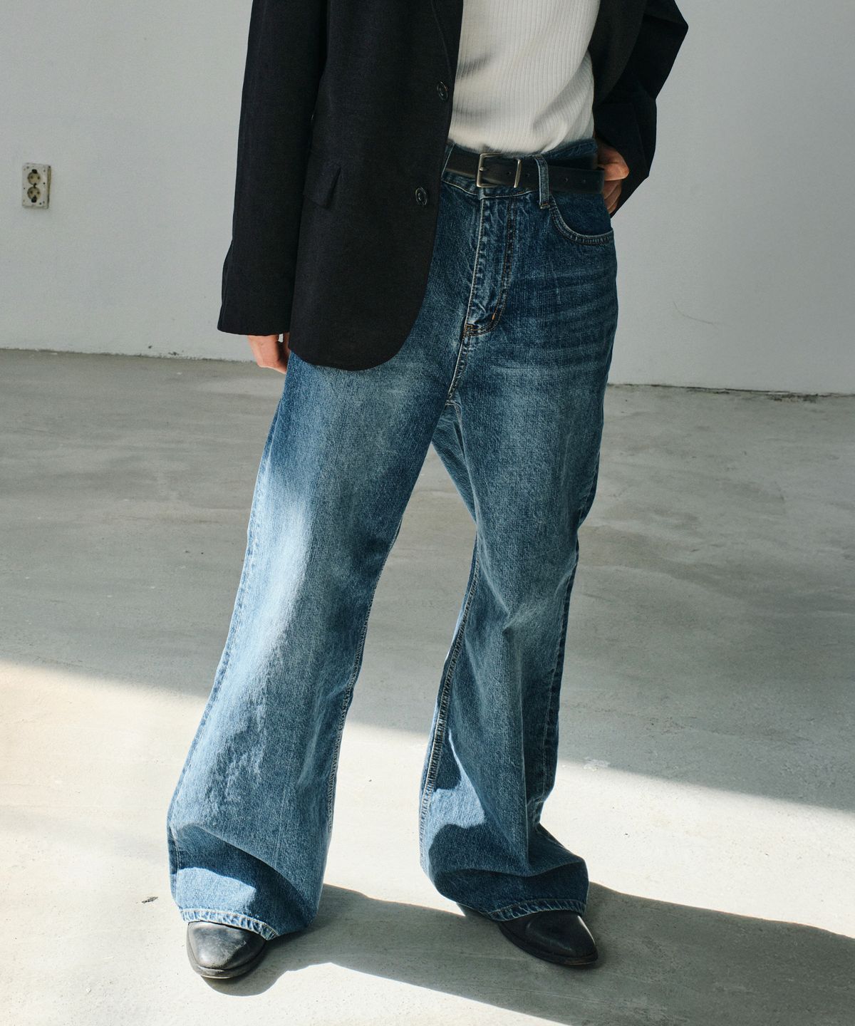 다이브인(DIVEIN) WIDE FLARED DENIM PANTS (BLUE)