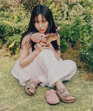 [고민시 착용] (WOMEN) 코르크 투스트랩 청키솔 샌들  옐로이시 브라운 (HH54K2C12B)