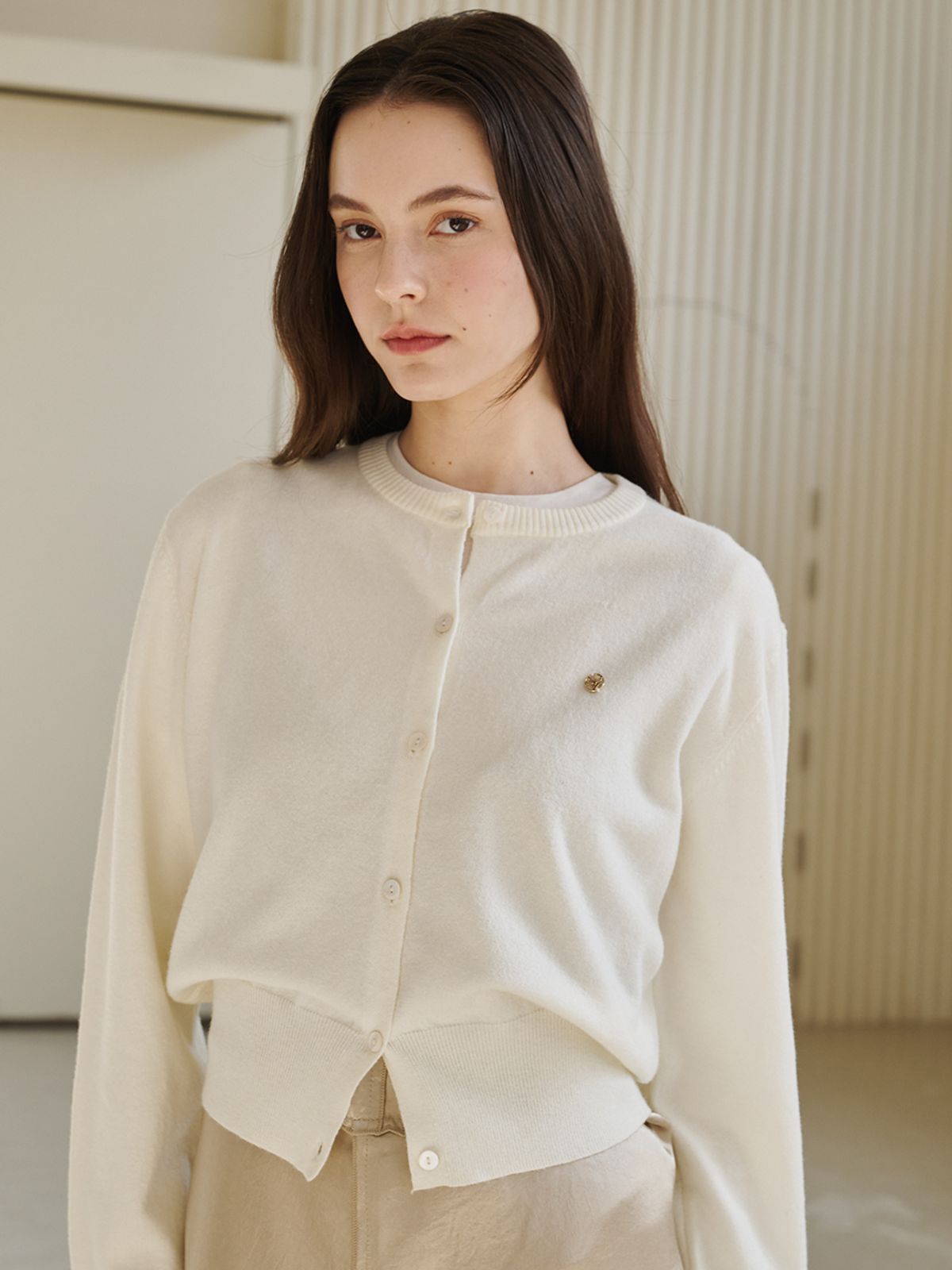 누브(NOUVE) 라운드 넥 클래식 가디건 - 아이보리 / Round Neck Classic Cardigan - Ivory