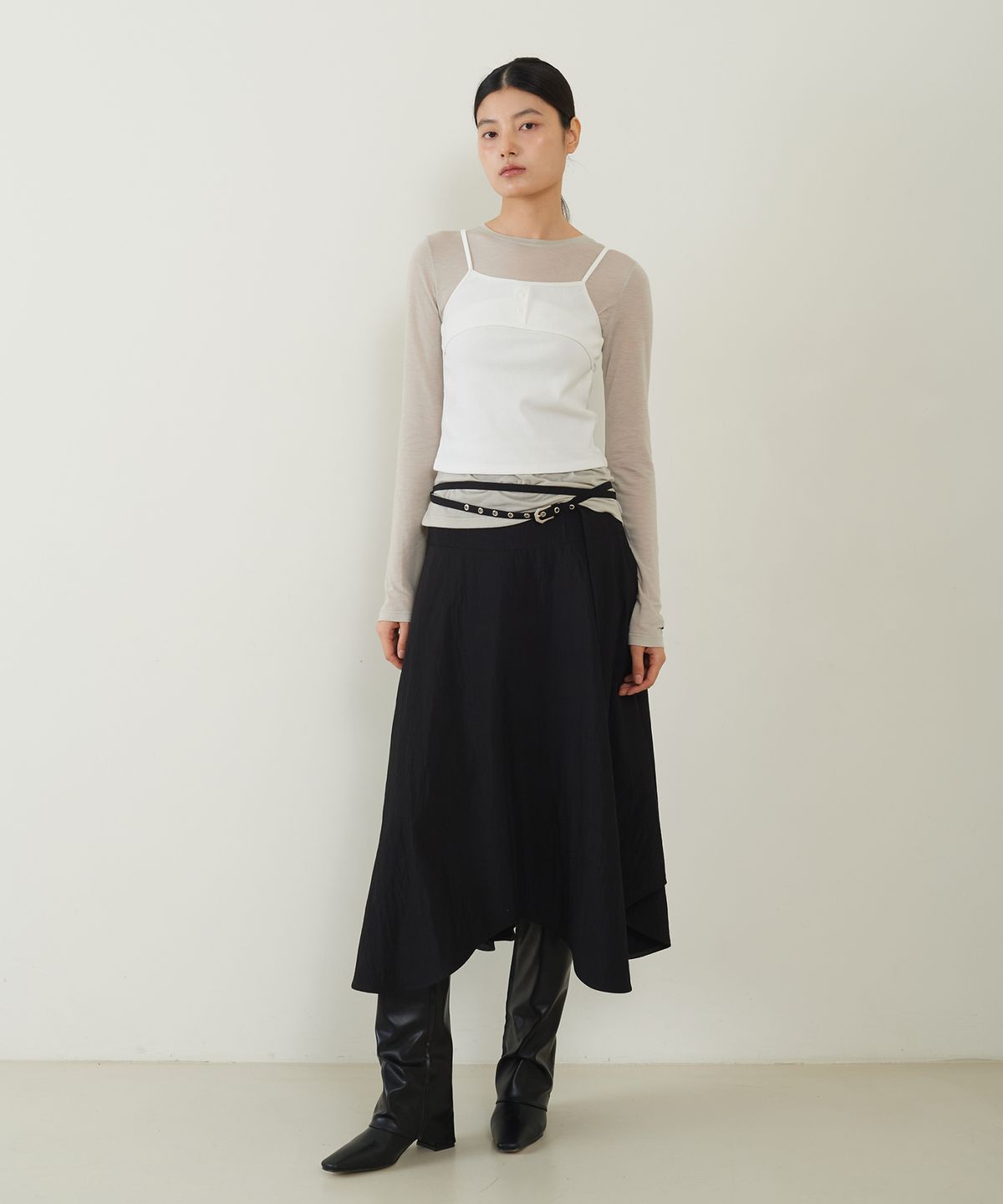 프롬웨얼(FROMWHERE) Eyelet Belt Flare Skirt Black