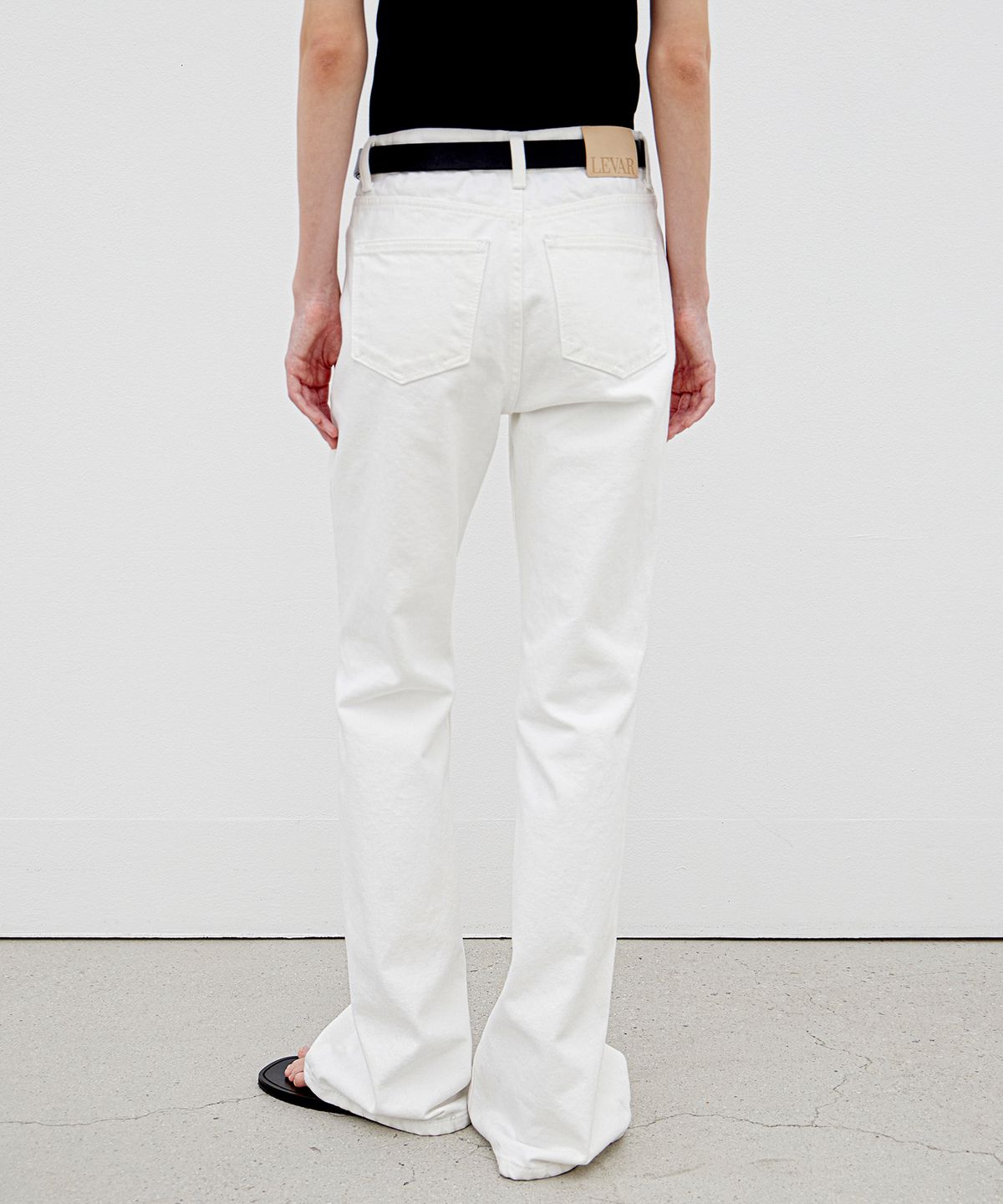 르바(LEVAR) Relaxed Boots Cut Denim - Off White