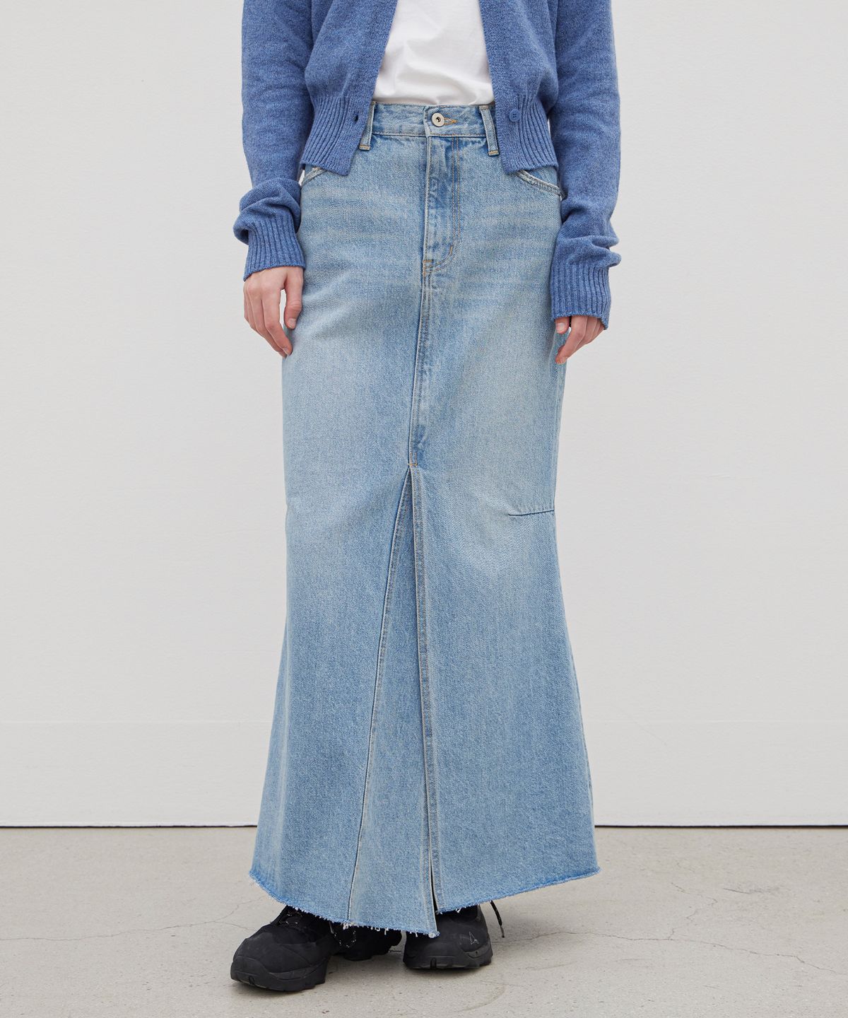 르바(LEVAR) Front Slit Denim Maxi Skirt - Light Blue