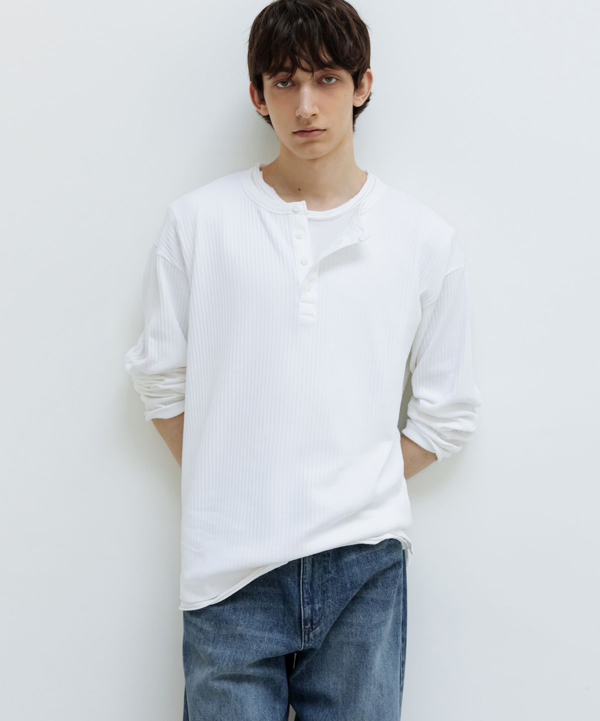 인사일런스(INSILENCE) 리브 헨리넥 롱슬리브 WHITE