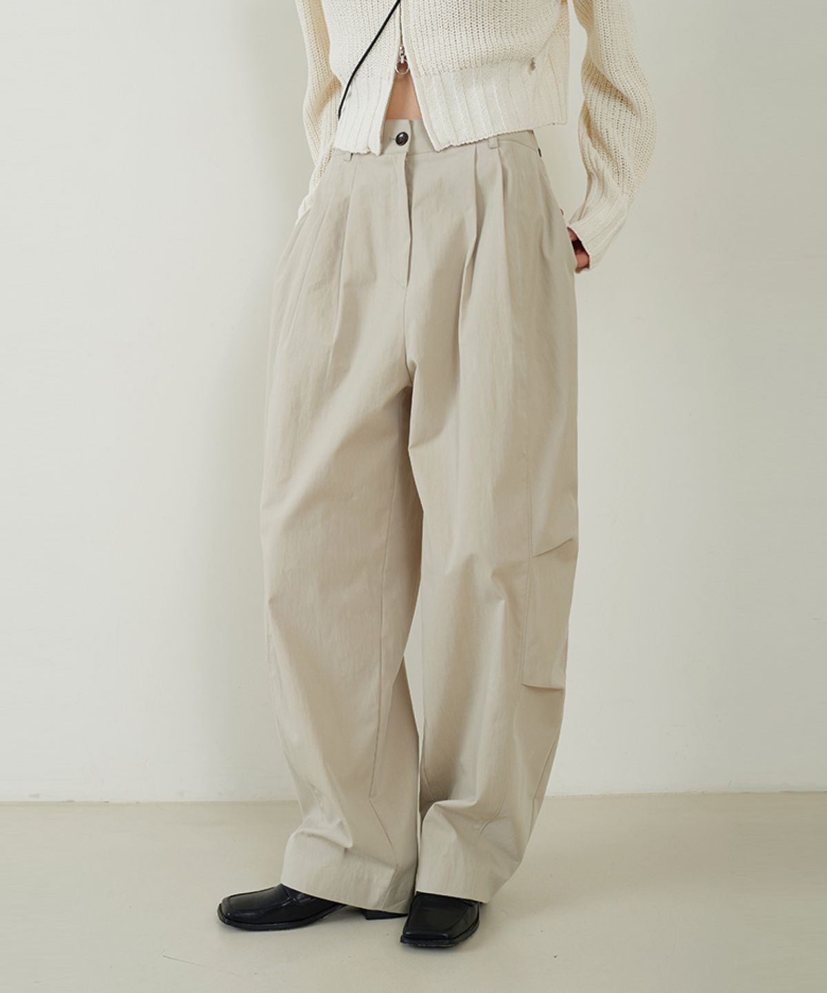 프롬웨얼(FROMWHERE) Baloon Fit Two Tucked Pants Beige
