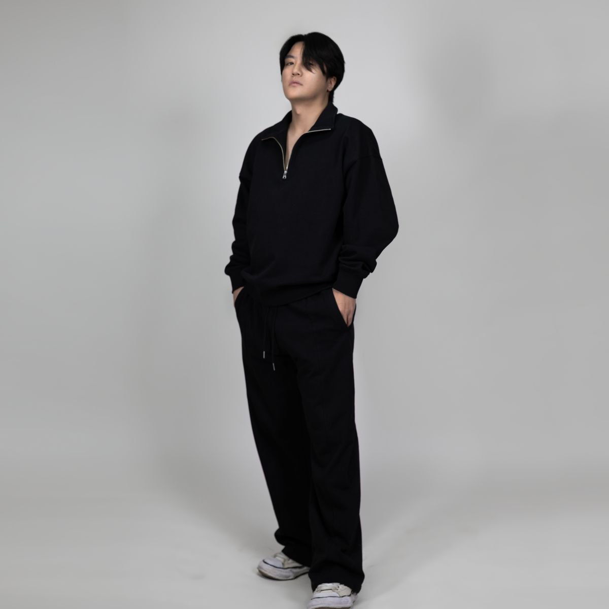 아키아(AKIA) 오버사이즈 하프짚업 스웨트셔츠 - 에센셜 컬렉션  [ 블랙 ]