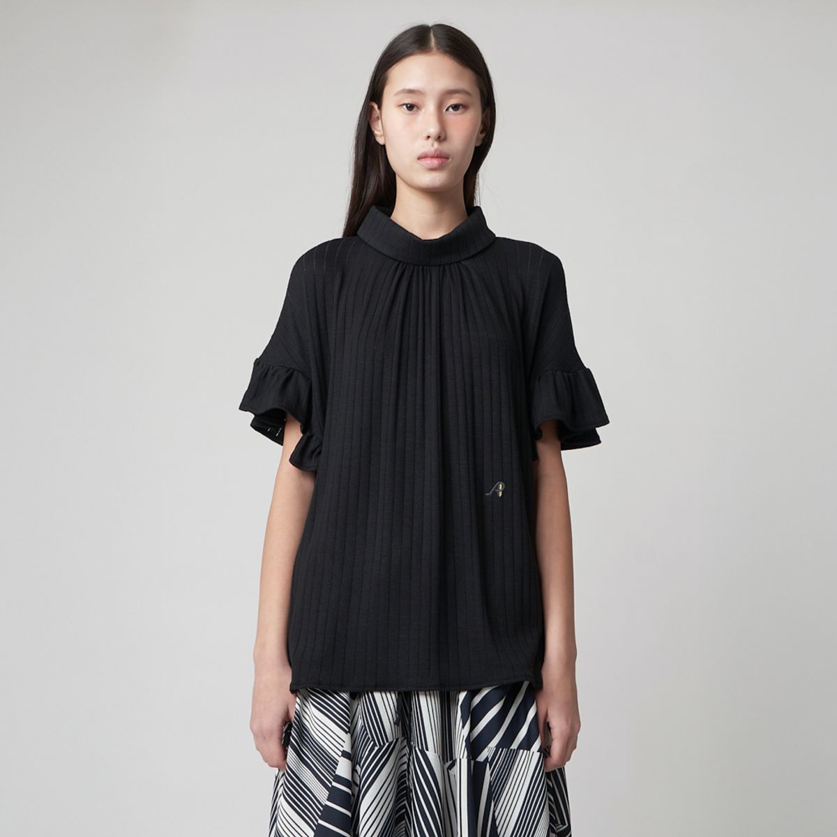 애스플래폼(ATHPLATFORM) AW51TH01 백 스트랩 러플 슬리브 탑_블랙