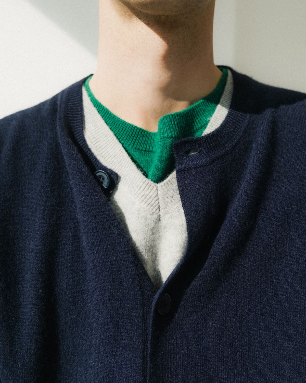 포커페이스(POKERFACE) FARASHA CASHMERE CREW NECK CARDIGAN DARK NAVY