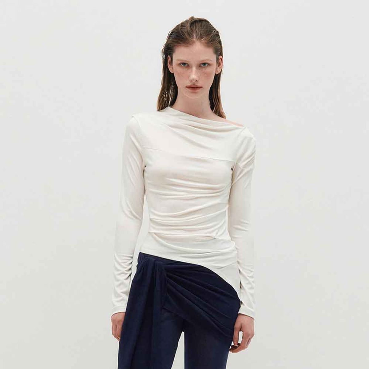 킴지수(KIMZISU) One Shoulder Draped Jersey Top _ WHITE