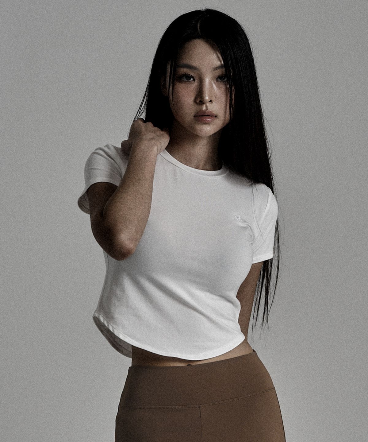 제이엘브(JELEVE) 심볼자수 크롭 숏슬리브 [화이트]