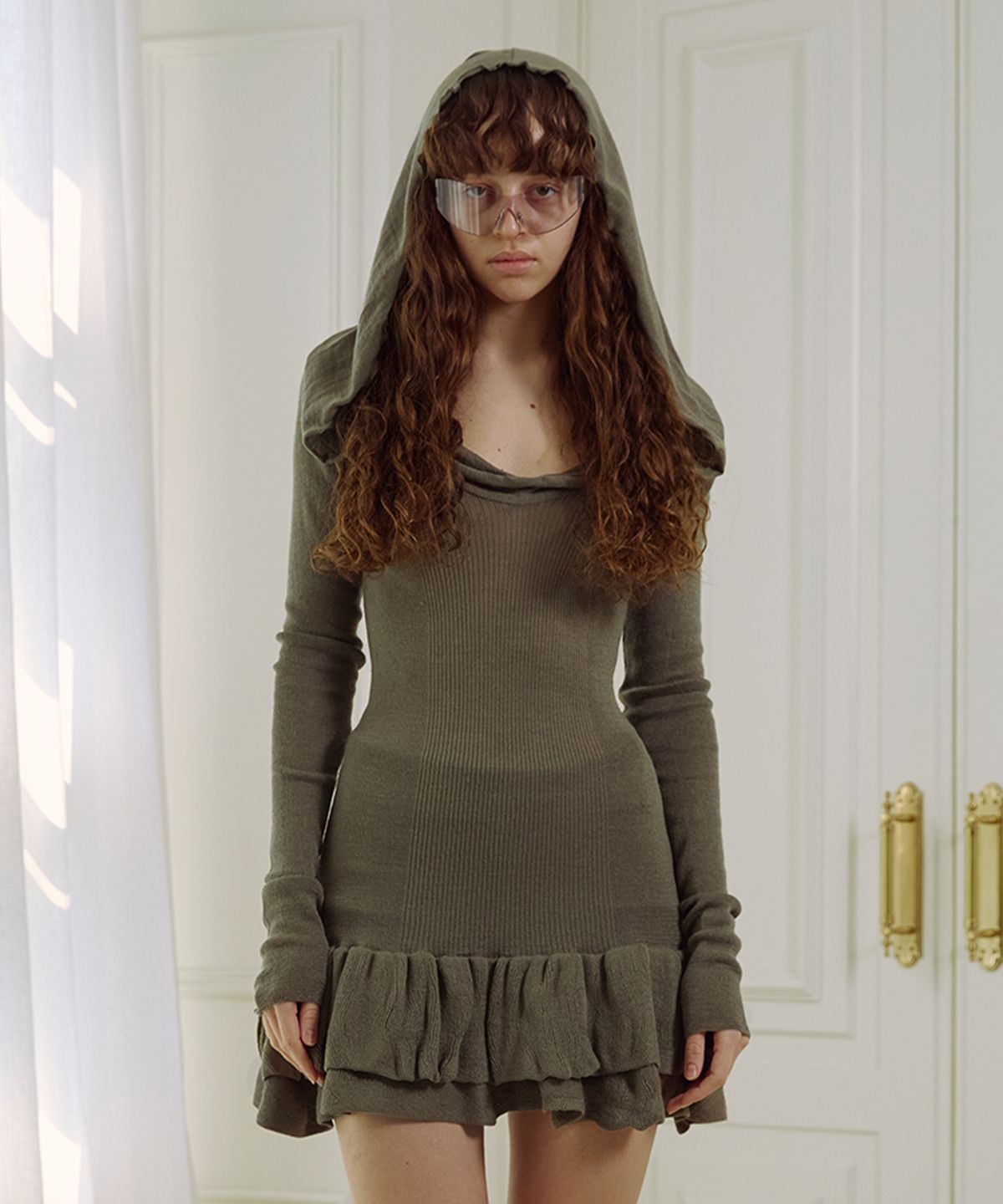 더포르타(THEPORTA) OFF-SHOULDER HOODED KNIT MINI DRESS, KHAKI
