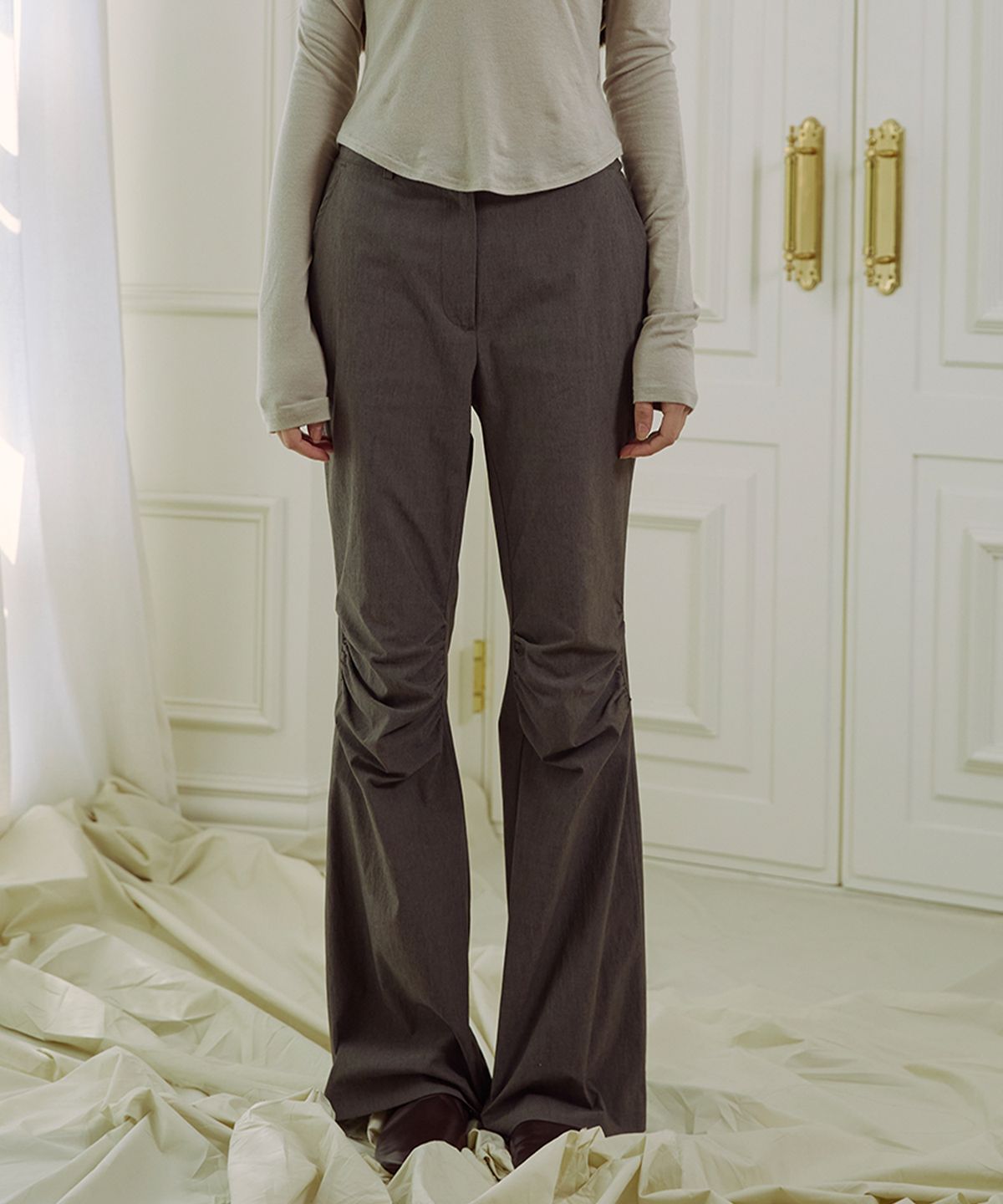 더포르타(THEPORTA) MID-RISE BOOTCUT SHIRRING PANTS, GREY