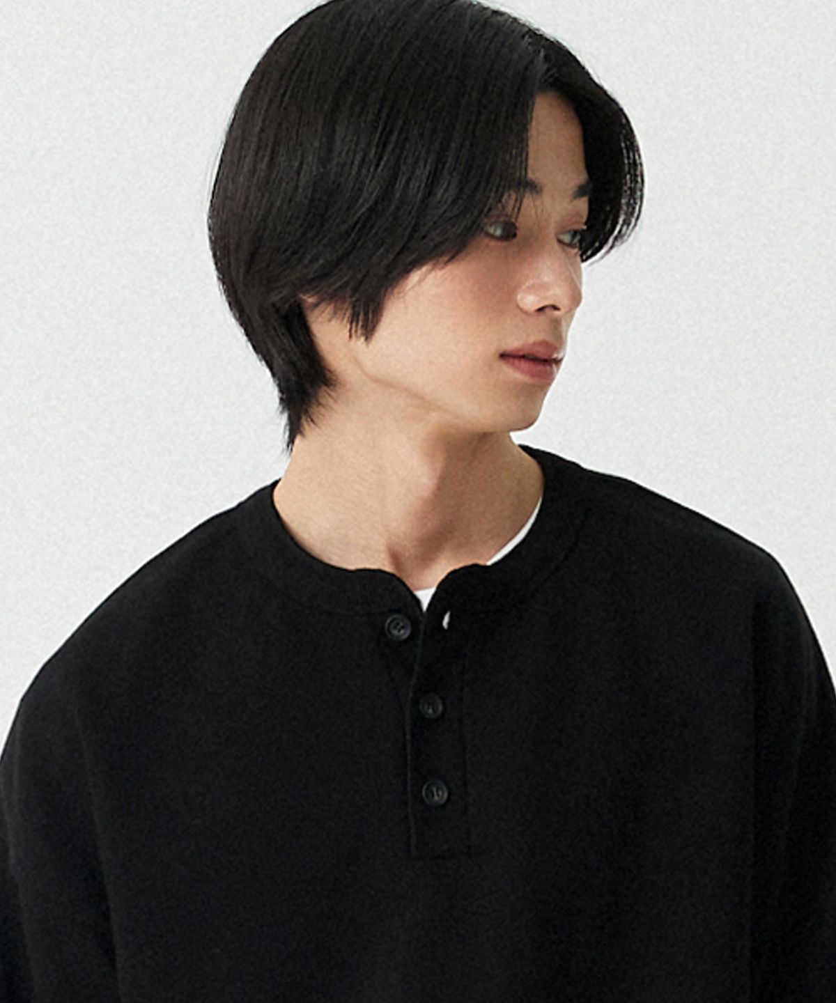 스탠즈(STENDS) [M~4XL] 헨리넥 세미오버 맨투맨_블랙