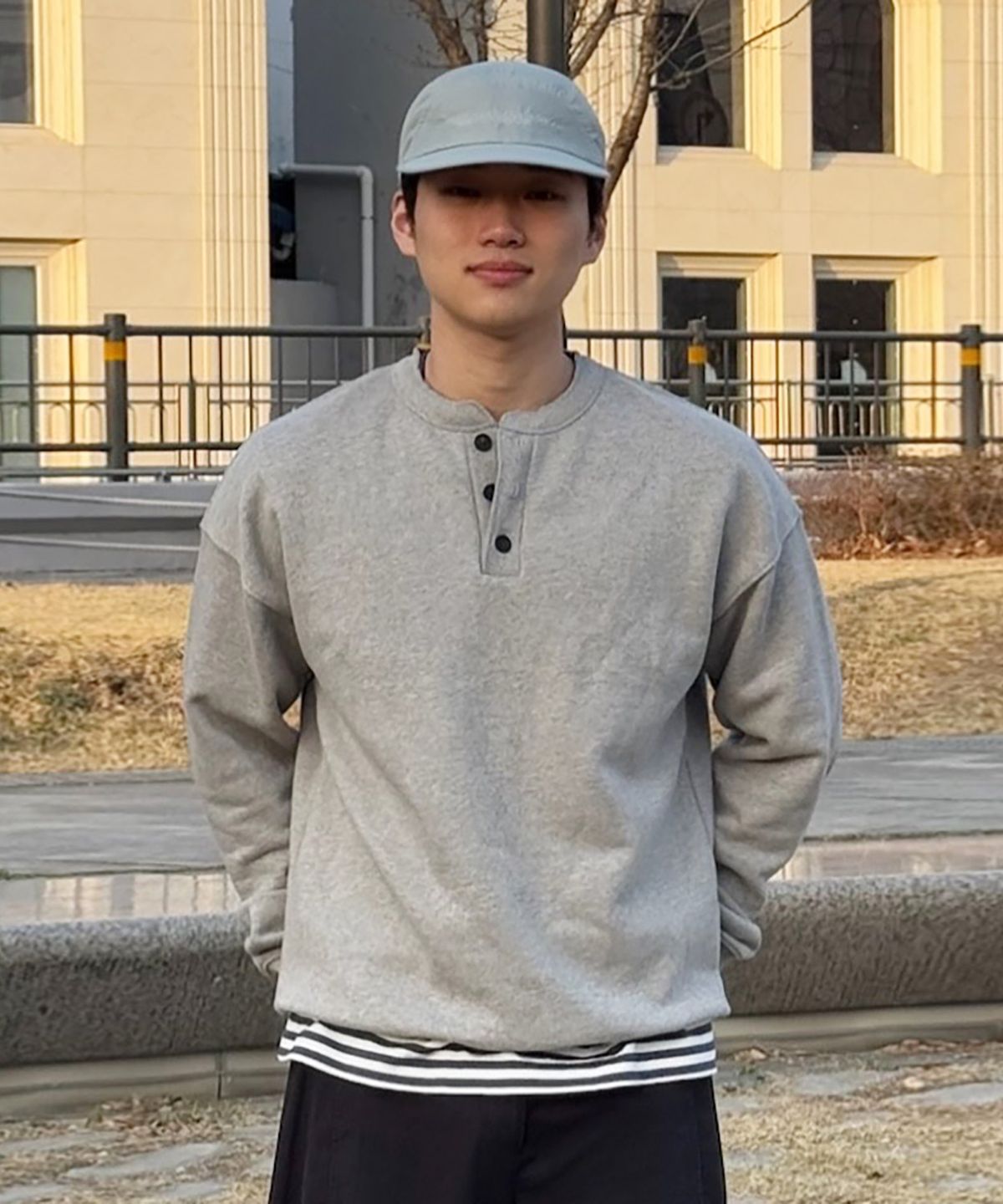 스탠즈(STENDS) [M~4XL] 헨리넥 세미오버 맨투맨_멜란지 그레이