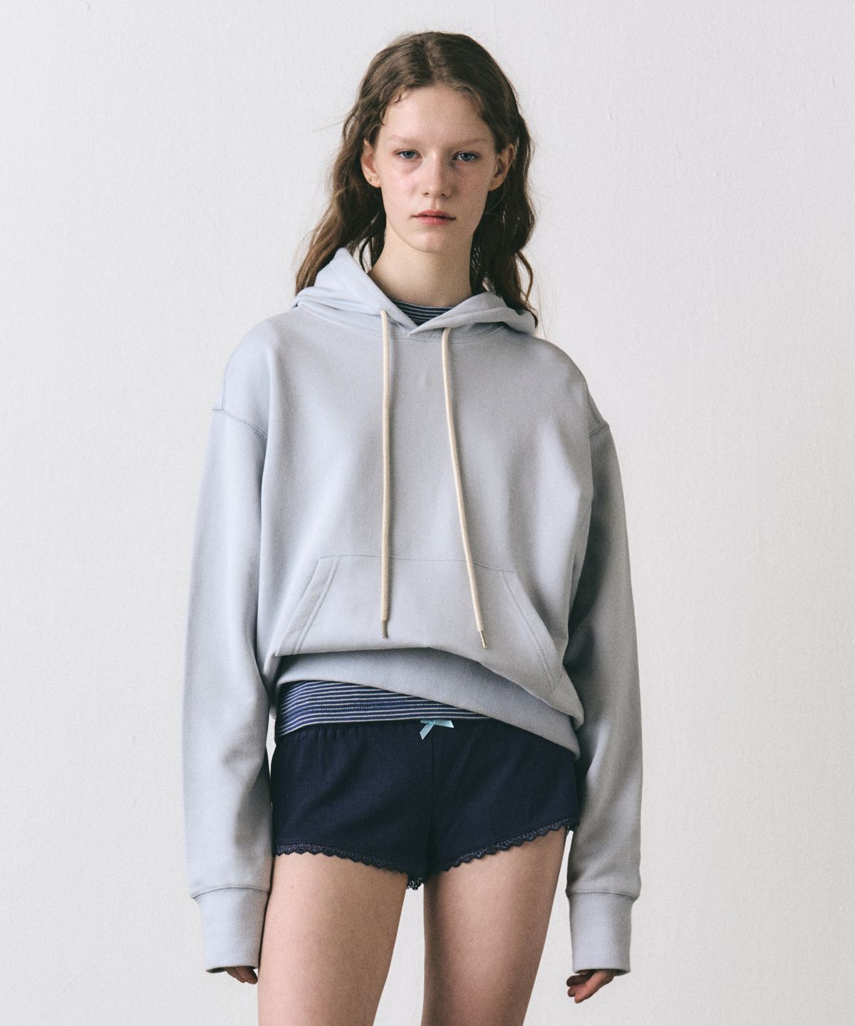 이지오 우먼(EZIO WOMEN) Essential Hooded Sweatshirt_Light Grey