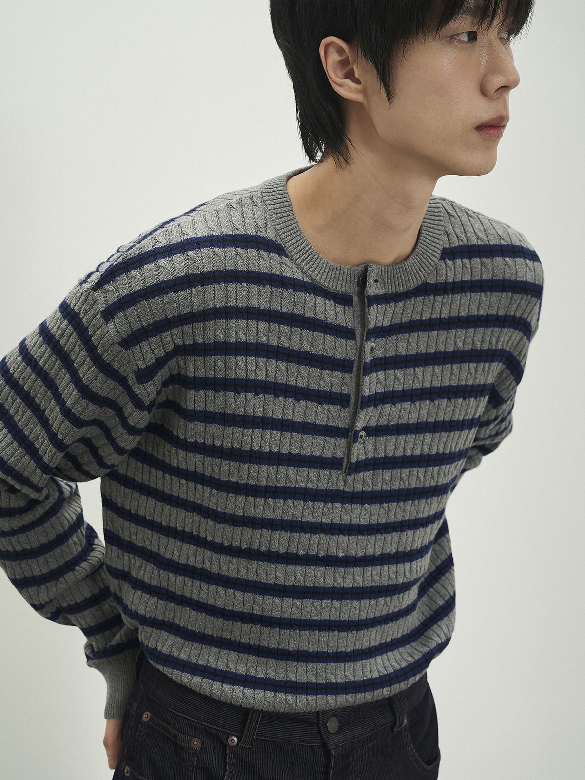 포커페이스(POKERFACE) CABLE STRIPE HENLEY NECK KNIT GREY