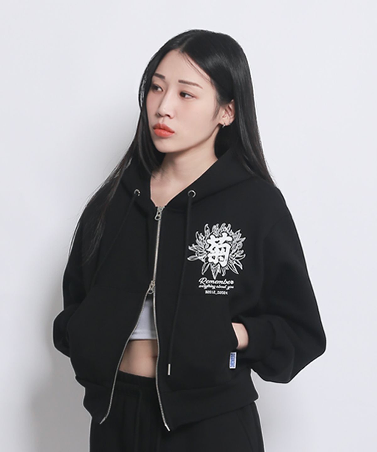 오버웍스(OVERWORKS) 국화 크롭 후드 집업 블랙