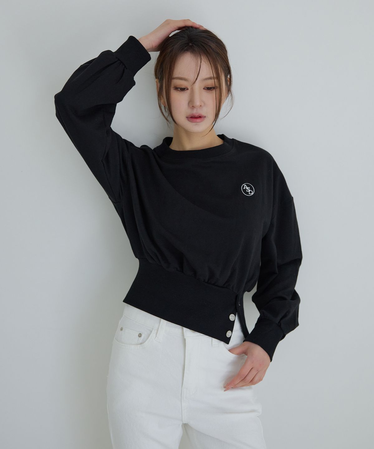어썸스튜디오(AWESOME STUDIO) 버튼 장식 크롭 맨투맨 블랙