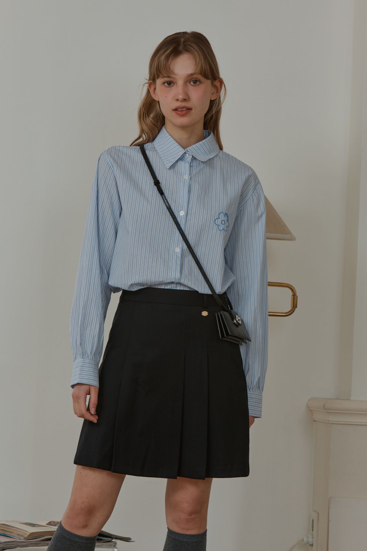 아노에틱(ANOETIC) STRIPE FLOWER LOGO SHIRT_BLUE