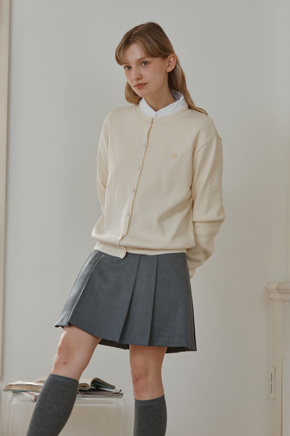 아노에틱(ANOETIC) GOLD LOGO CLASSIC PLEATS SKIRT_GREY