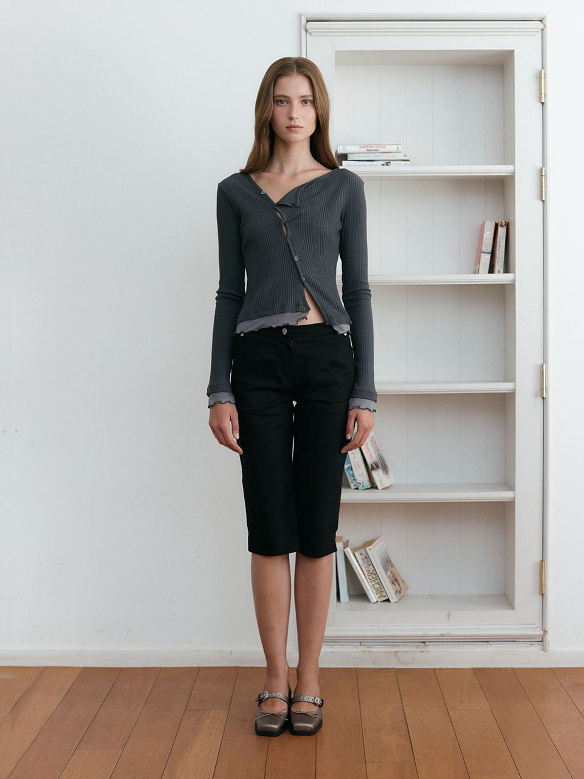 아수라(ASURA) SLIT RIVET CAPRI PANTS (BLACK)