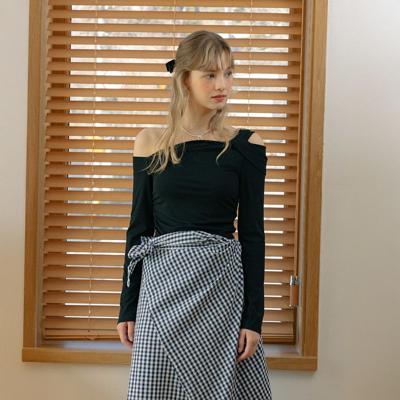 DD_Off-shoulder neckline top_BLACK