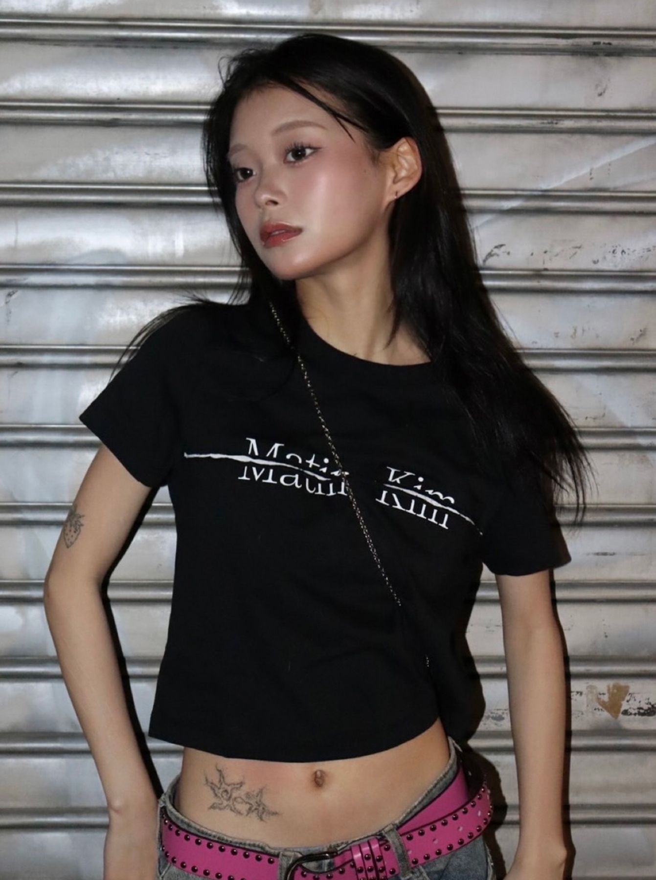 MUSINSA公式 | MATIN KIM LOGO CUTTED CROP TOP IN BLACK