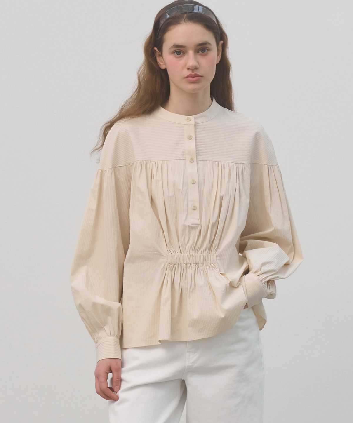 쏘이르(SO IR) BAND POINTED SHIRRING BLOUSE - BEIGE