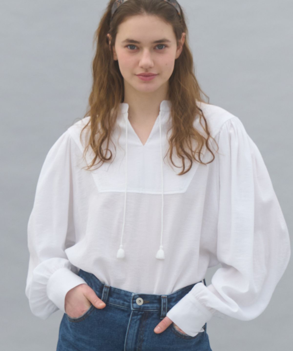 쏘이르(SO IR) STRING POINTED BLOUSE - IVORY