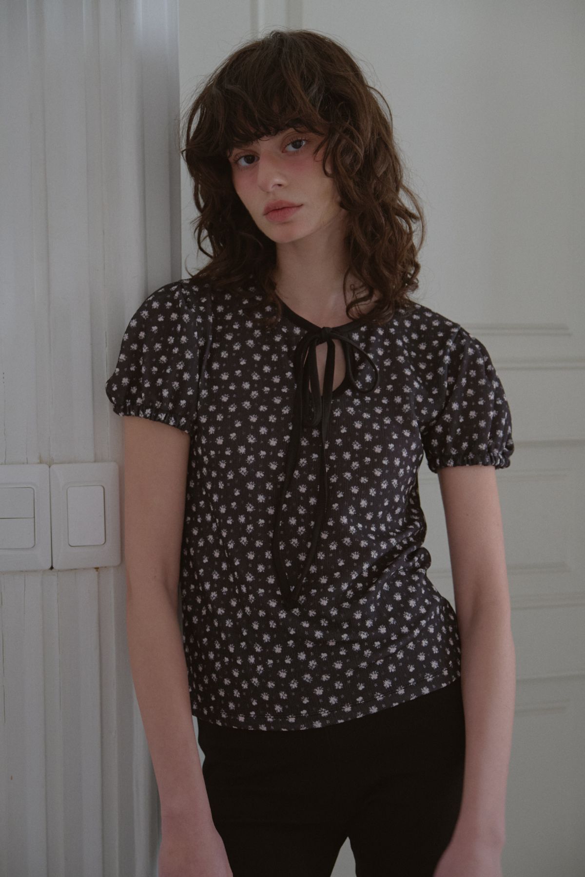 레터리(LETERIE) VINTAGE FLOWER RIBBON T-SHIRT_BLACK