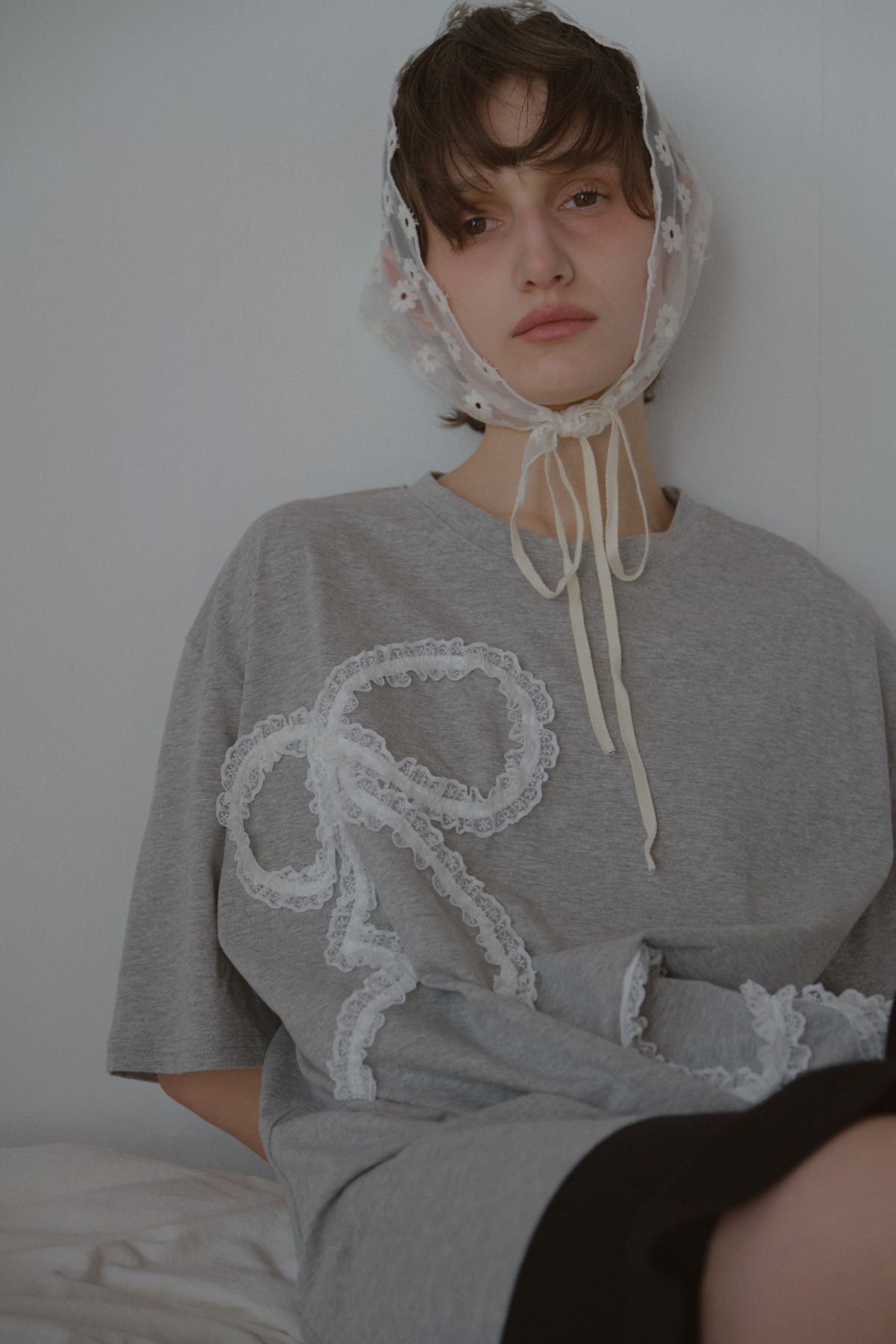 레터리(LETERIE) LR LACE RIBBON T-SHIRT_GREY